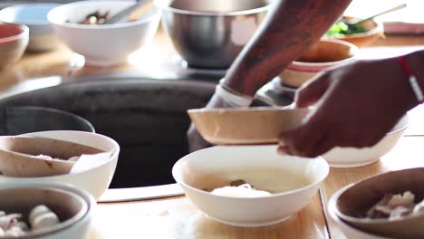 preparación secuencial de un plato de sopa de fideos