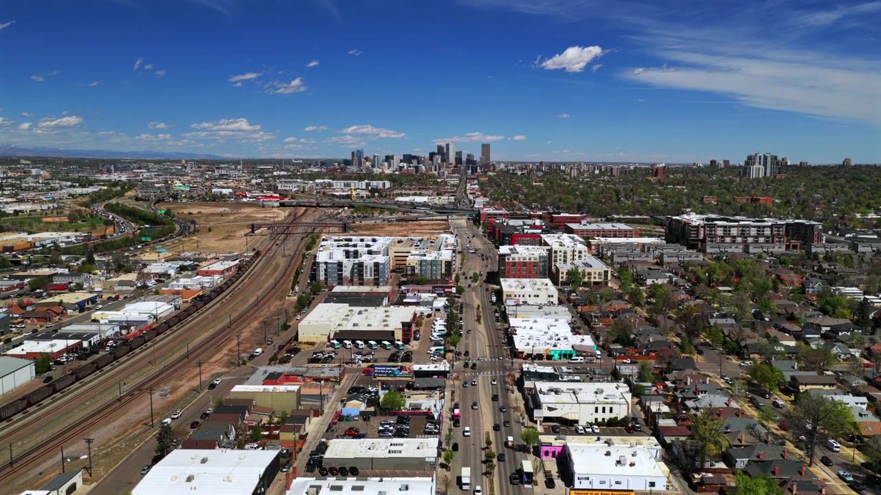 Centro città di Denver S Broadway paesaggio urbano primavera estate mattina soleggiata scalo ferroviario Burnham Yard drone aereo Colorado i25 auto traffico città autostrada i25 edifici Front Range movimento in avanti