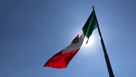 bandera de méxico en el zócalo de la ciudad de méxico cámara lenta, cámara lenta full hd