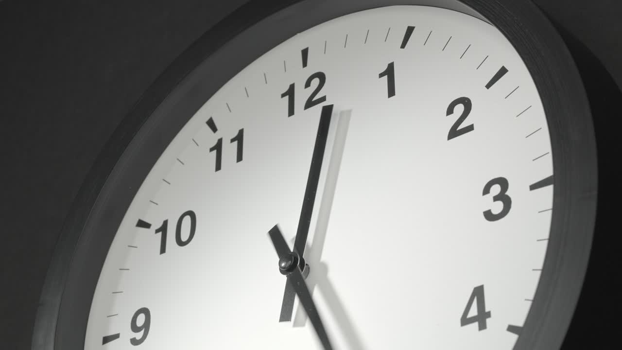 cara del reloj en el lapso de tiempo en la pared gris oscuro