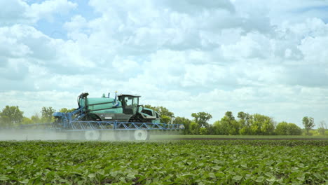 planta de riego de pulverizador agrícola en el campo agrícola. maquinaria agrícola