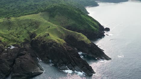 Vista-Aérea-De-Majestuosas-Formaciones-Rocosas-Volcánicas-En-Binurong-Point-En-Baras,-Isla-Catanduanes,-Filipinas