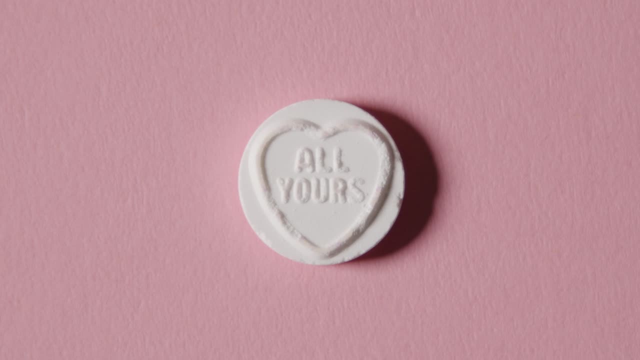 분홍색 배경에 모든 메시지가 있는 하트 캔디