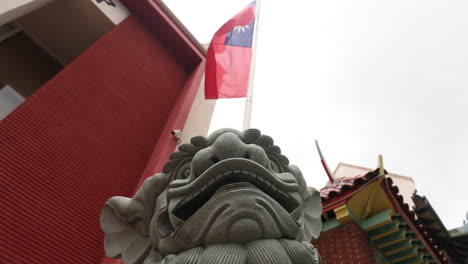 Die-Taiwanesische-Flagge-Weht-über-Dem-Traditionellen-Chinesischen-Drachen