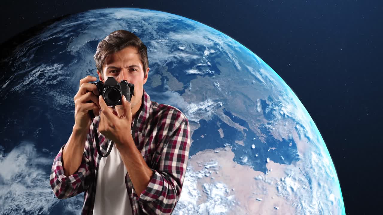 Retrato de fotógrafo caucasiano a tirar fotos com câmara digital contra um globo.