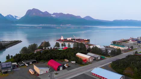 video de dron de 4k de barcaza petrolera comercial en valdez, alaska durante un día soleado de verano