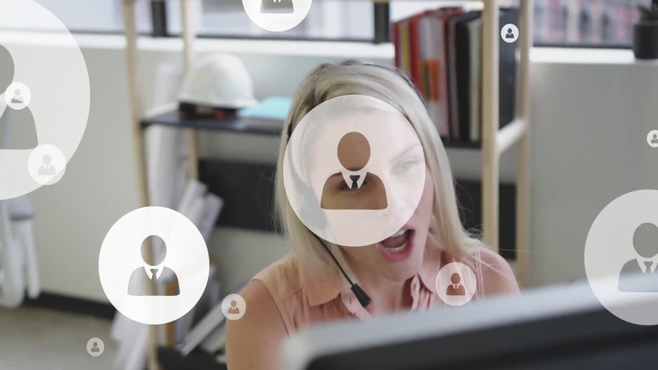 animación de iconos de los medios de comunicación sobre una mujer de negocios caucásica usando auriculares de teléfono