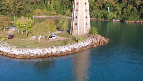 Toma-De-Elevación-Aérea-Cinematográfica,-Sobrevuelo-De-Drones-Histórico-Faro-Del-Muelle-Perdana-Ubicado-En-Un-Promontorio-A-La-Entrada-Del-Puerto-Deportivo-De-Telaga-En-La-Isla-Langkawi,-Kedah,-Archipiélago-De-Malasia