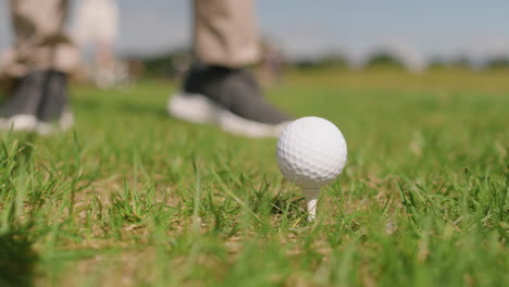 vista em close-up da bola de golfe no campo de golfe.