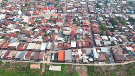 Luftaufnahme-Von-Dicht-Besiedelten-Häusern-Am-Mekong-Flussufer-Im-Bezirk-Chiang-Khan-In-Thailand