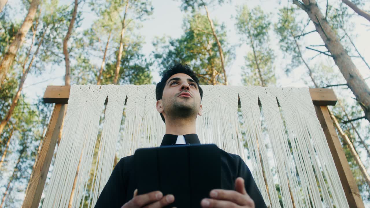 야외에서 목회하는 사제