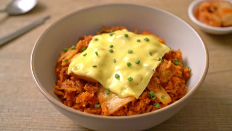 arroz frito con kimchi con carne de cerdo y queso coronado - estilo de comida asiática y de fusión