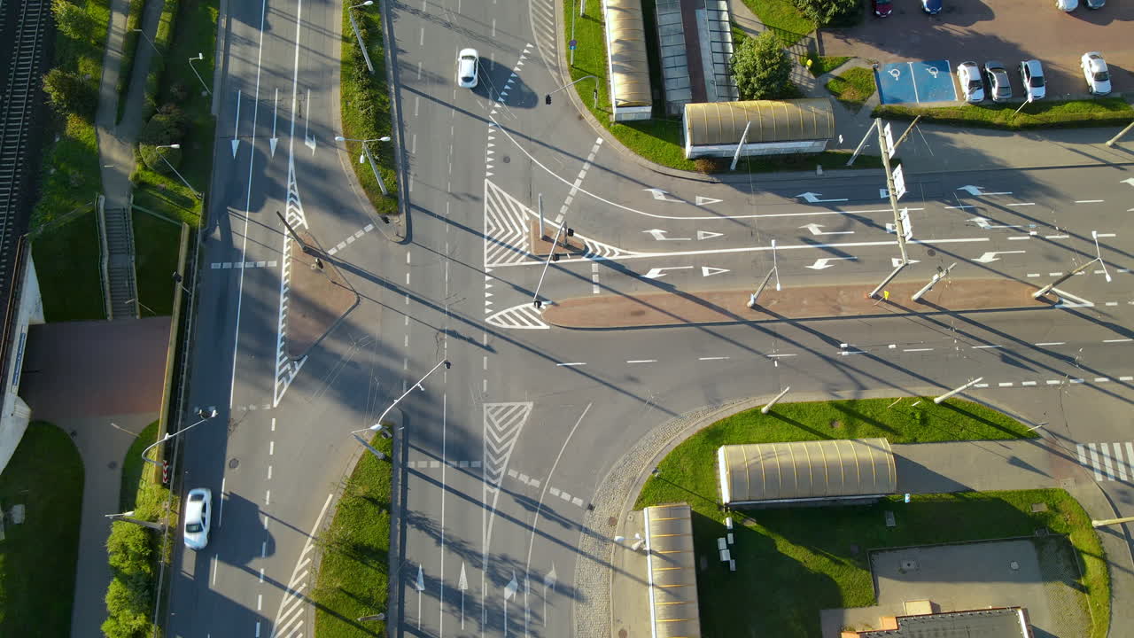 coches circulando por la carretera de la ciudad de gdynia en un día soleado de verano en polonia