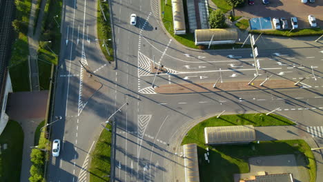 coches circulando por la carretera de la ciudad de gdynia en un día soleado de verano en polonia