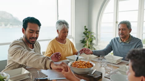 Familia,-Orando-Y-Comiendo-Con-Gratitud