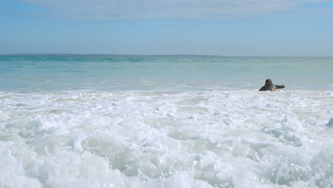 Couple-having-fun-on-the-sea-4k