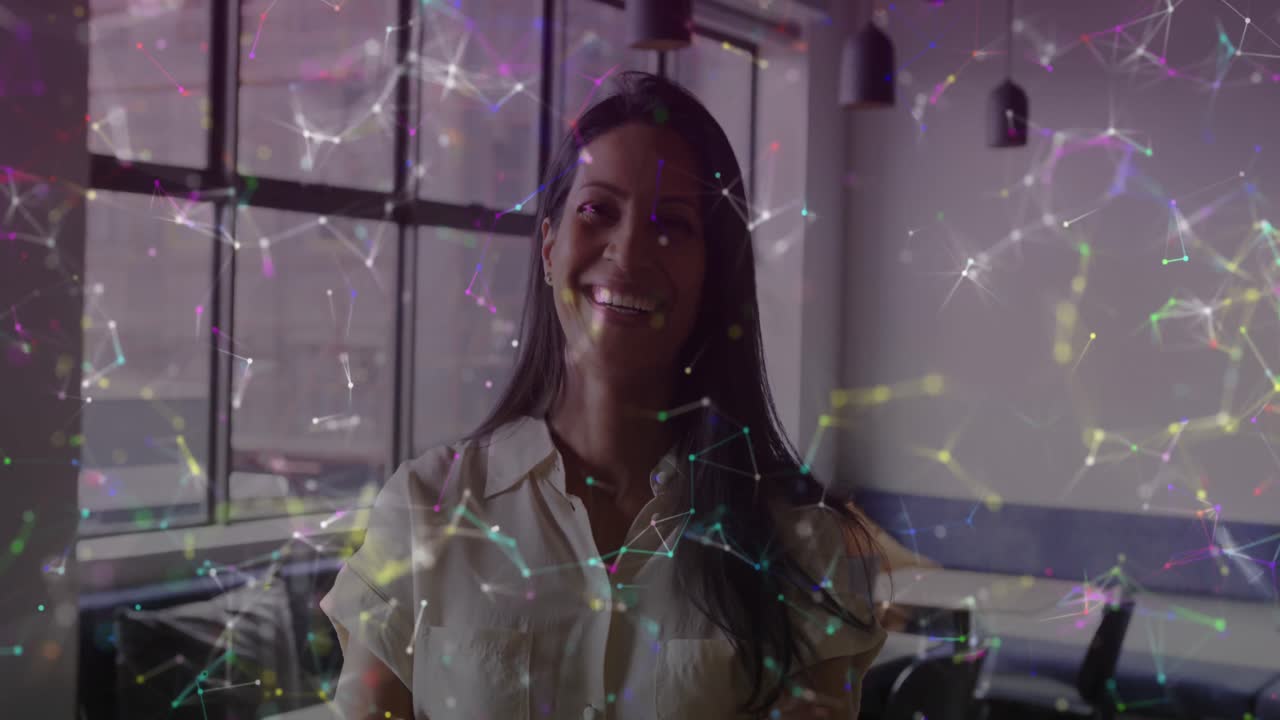 animación de conexiones y procesamiento de datos sobre empresaria biracial en la oficina