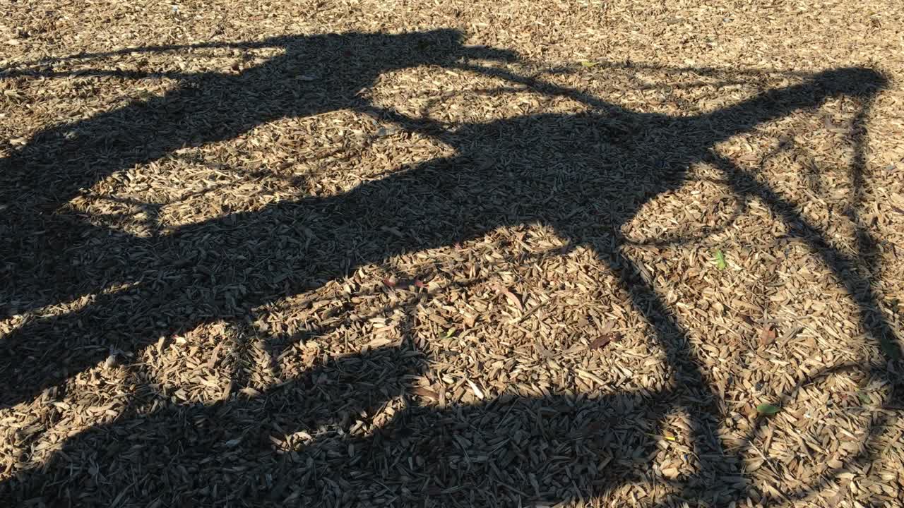 아버지 는 놀이터 에서 아이 들 을 카리브 로드 에 밀고 있다