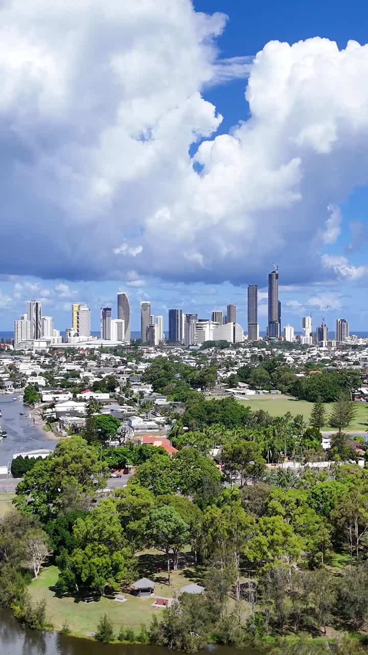 초록색과 물체가 있는 도시 스카이라인