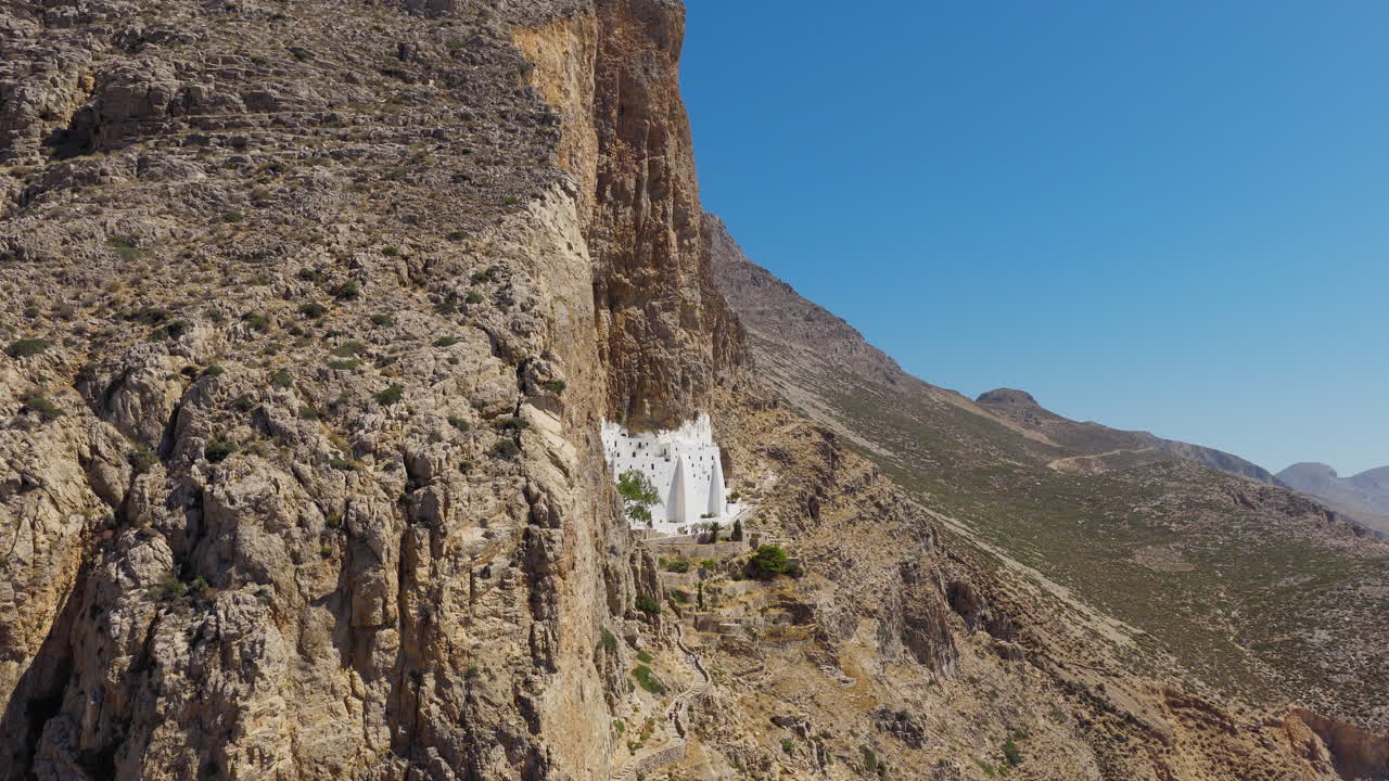 Filmato aereo del monastero di Panagia Chozoviotissa ad Amorgos, Grecia