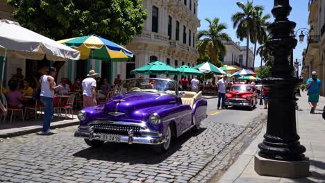 coches antiguos en una calle cubana