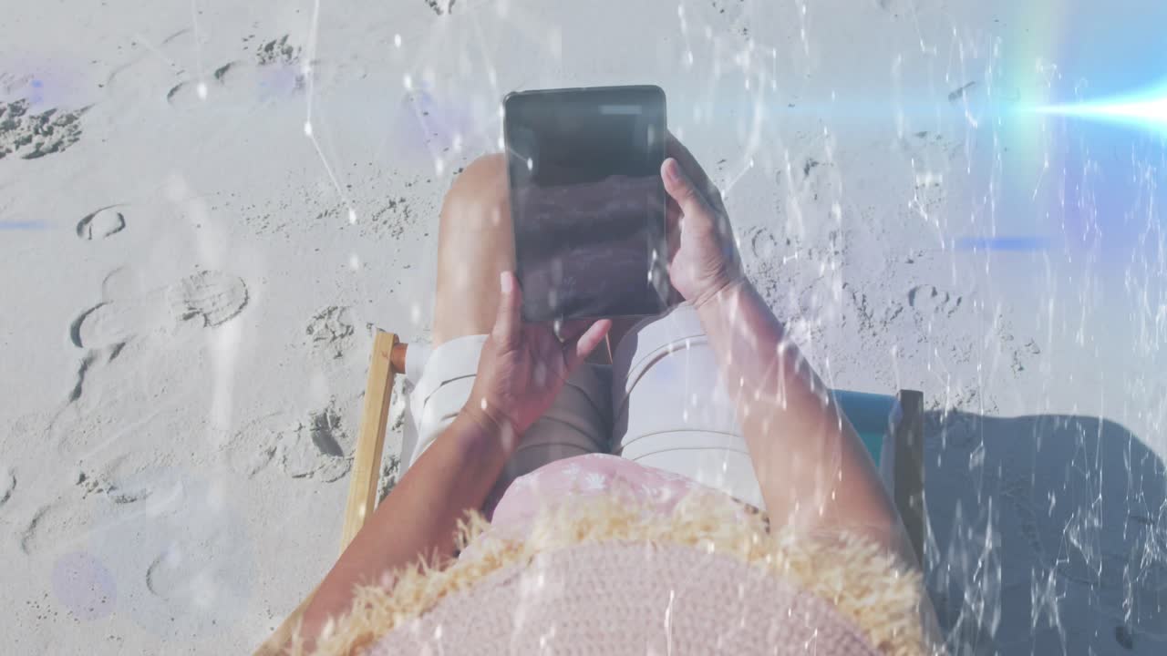 ⁇ 니 비치에서 스마트폰을 사용하는 노인 아프리카계 미국인 여성 위의 모양의 애니메이션