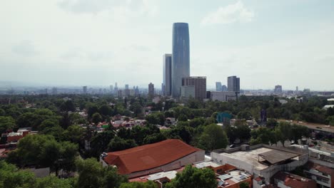 Vuelo-Aéreo-Sobre-Los-Tejados-En-El-Distrito-Benito-Juárez-Del-Centro-Comercial-Mitikah-En-Segundo-Plano