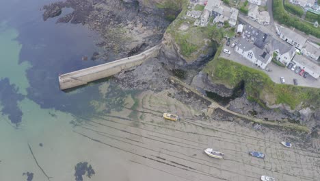 Vista-Aérea-Sobre-Las-Casas-De-La-Cima-Del-Acantilado-De-Port-Isaac-En-Cornualles,-Inglaterra