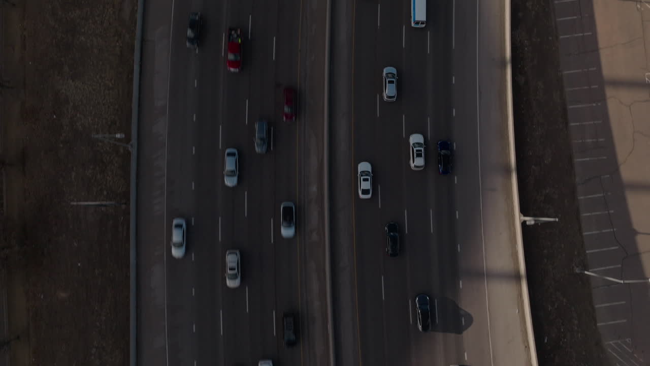 Luftfoto med fugleperspektiv af biler, der kører ned ad en motorvej i Denver, Colorado