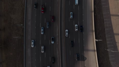 Vista-Aérea-De-Una-Toma-De-Arriba-Hacia-Abajo-De-Autos-Conduciendo-Por-La-Interestatal-En-Denver,-Colorado