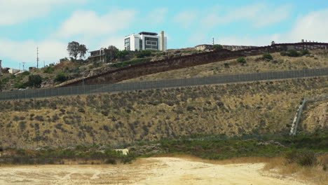 La-Frontera-Internacional-Entre-Estados-Unidos-Y-México-Mostrando-Una-Valla-Doble-En-El-Cruce-Fronterizo-De-San-Ysidro-California