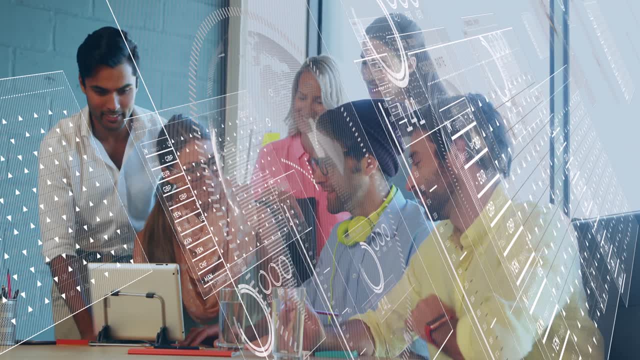 animación del procesamiento de datos financieros sobre diversas personas de negocios que trabajan en la oficina