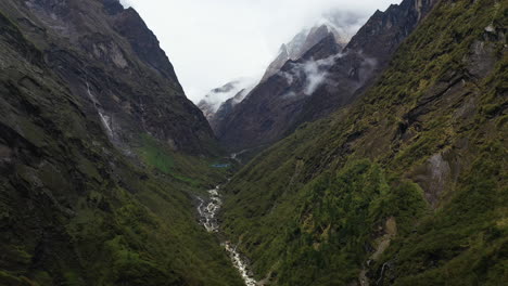 Aerial-drone-shot-of-a-valley-inside-the-Annapurna-mountains,-Nepal