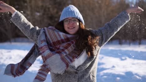 mujer jugando en la nieve