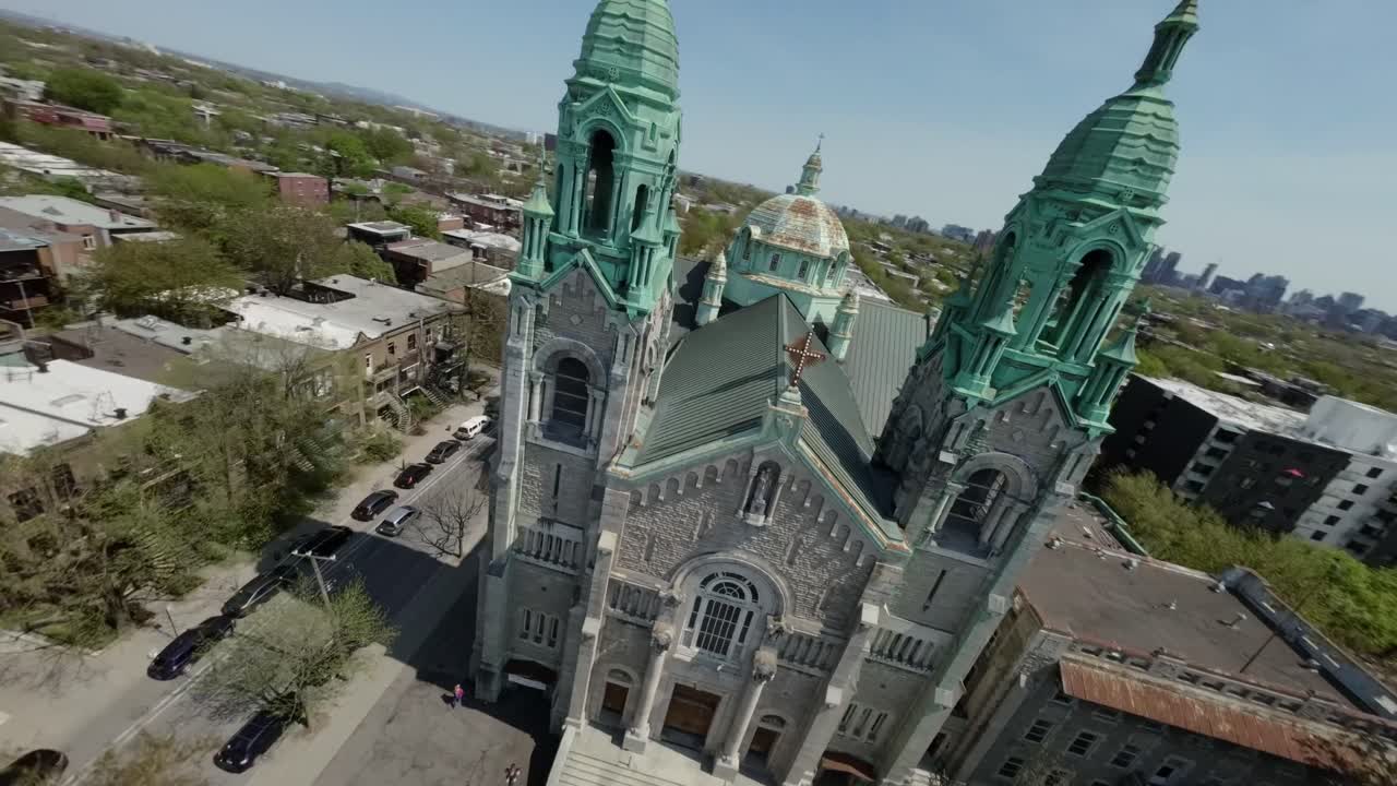 detalle exterior de la iglesia católica de san estanislao de kostka en montreal, canadá - drone fpv