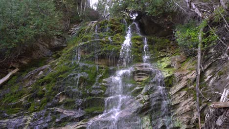 Un-Flujo-Constante-De-Agua-En-Una-Cascada-Crea-Una-Escena-Para-La-Meditación