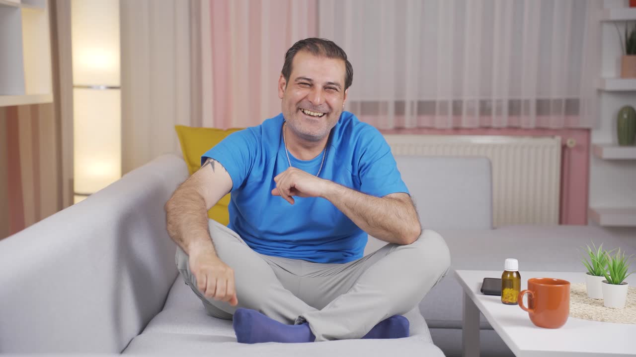 L'uomo che saluta alla telecamera