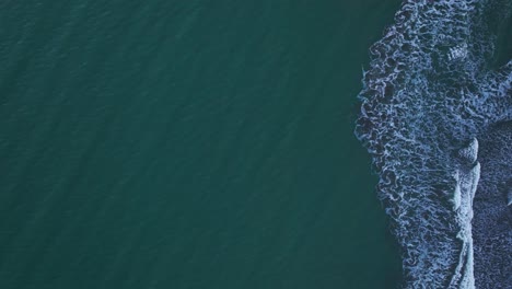 Disparo-De-Un-Dron-Mirando-Hacia-Abajo-Sobre-Las-Olas-Rompiendo-En-La-Playa-De-California