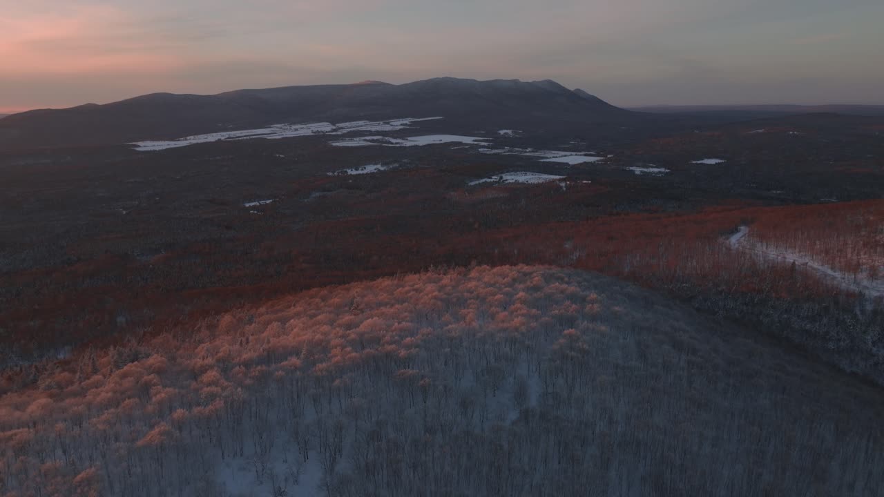 캐나다 남부 퀘벡의 황금시간대 겨울 숲 산의 전망