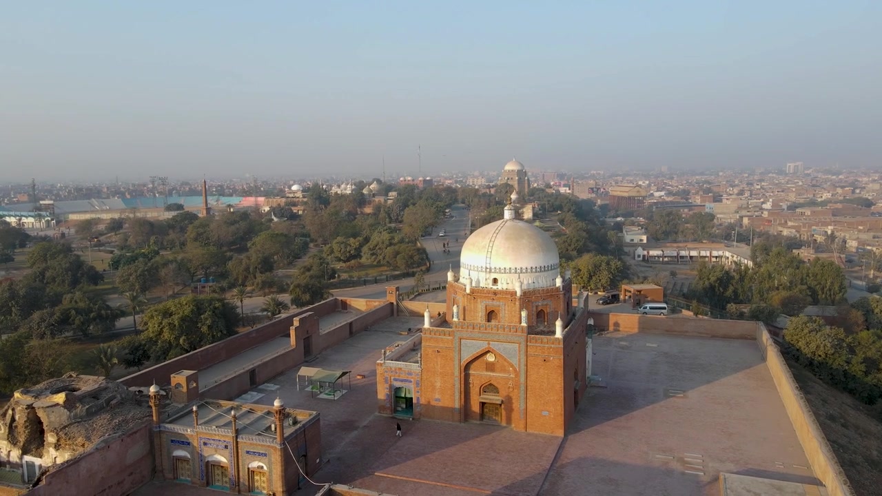 Video drone 4K della tomba di Hazrat Shah Rukn-e-Alam nella città di Multan, nel Punjab, Pakistan.