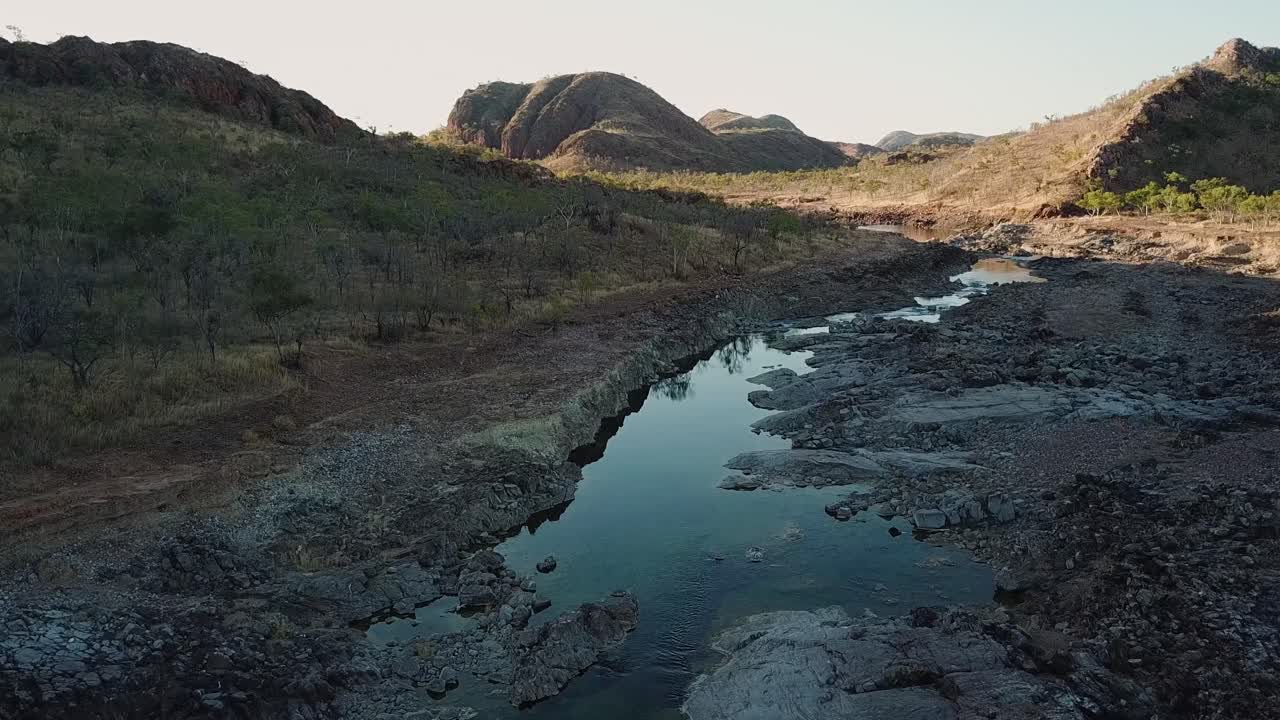 vista aérea de un río bajo que conduce al embalse del lago argyle de australia