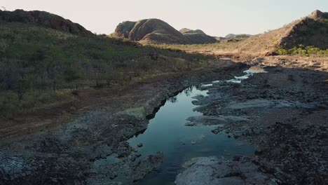 Luftaufnahme-Eines-Niedrigen-Flusses,-Der-Zum-Lake-Argyle-Reservoir-In-Australien-Führt