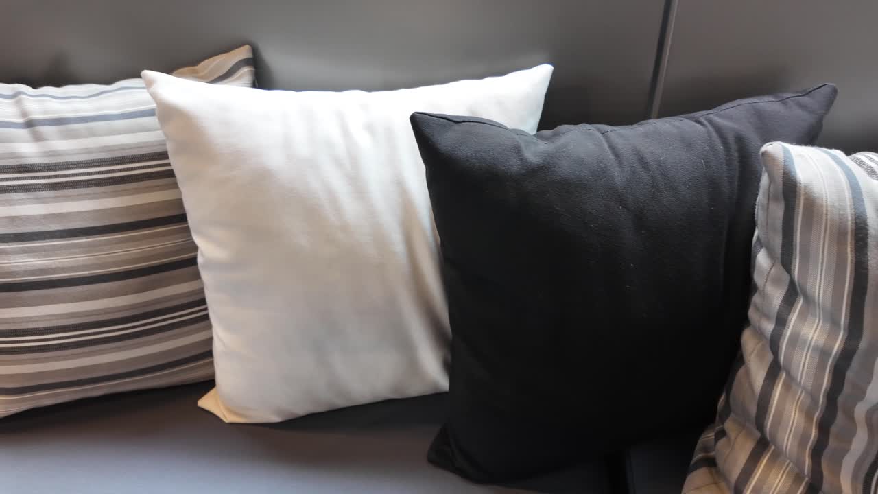 Primo piano di cuscini decorativi su un divano moderno