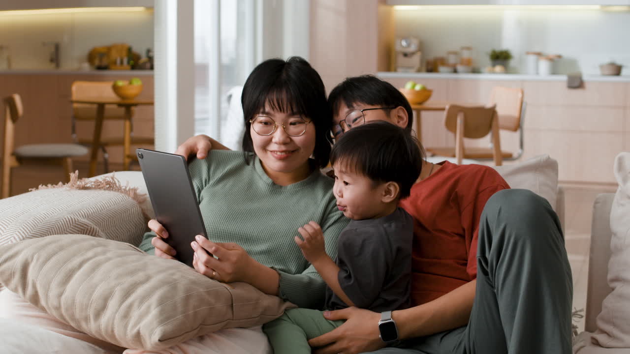 태블릿을 함께 즐기는 가족