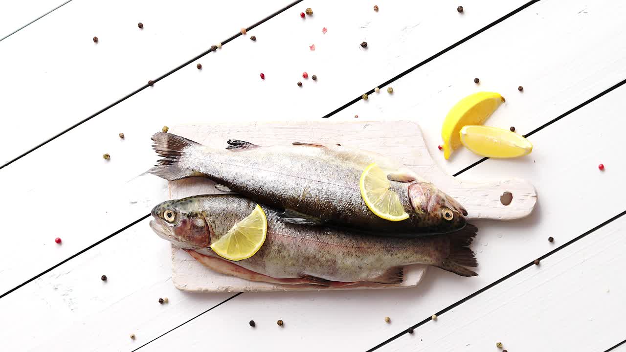 limón y pimienta alrededor del pescado