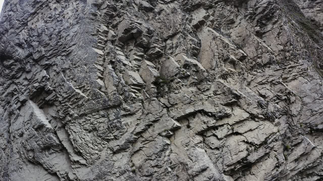 vista de cerca de una cara rocosa de la montaña