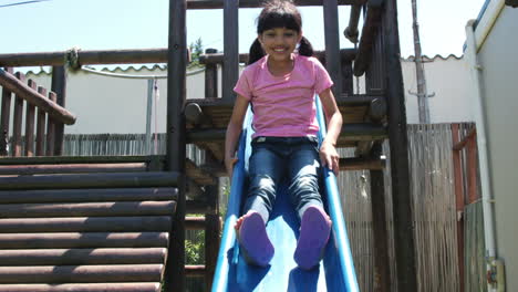 niña en el tobogán