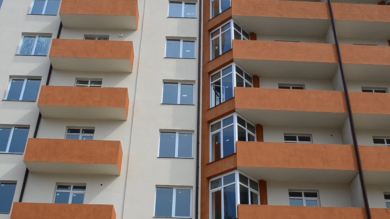 Etageejendom. Optagelse af et hus, byggeøjeblik. Optagelse af husets facade.