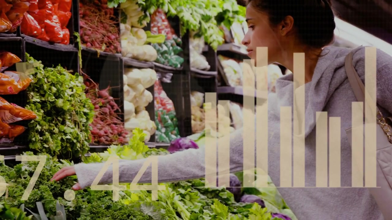 Mulher escolhendo vegetais, causando sobreposições de dados em expansão com gráficos, COLETANDO DADOS no supermercado