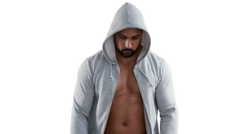 hombre musculoso con capucha gris